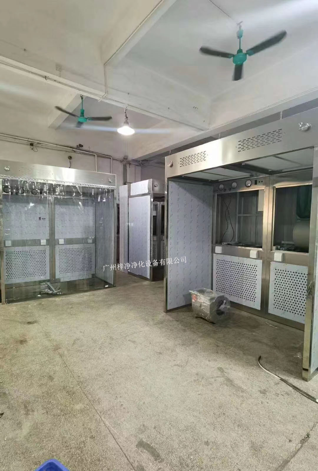 負(fù)壓稱量室設(shè)備由工作區(qū)、回風(fēng)箱體、風(fēng)機(jī)箱體、出風(fēng)箱體及外箱體幾大部分拼裝而成。